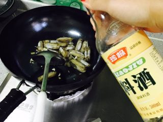 11、娃娃菜蛏子汤,加适量料酒翻炒