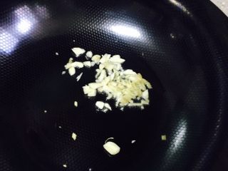 9、娃娃菜蛏子汤,放入姜、蒜碎爆香