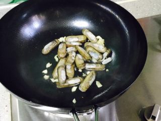 10、娃娃菜蛏子汤,放入蛏子翻炒均匀