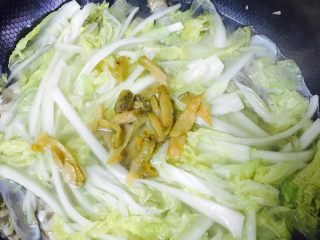 14、娃娃菜蛏子汤,放入榨菜