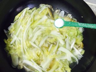 15、娃娃菜蛏子汤,调入盐