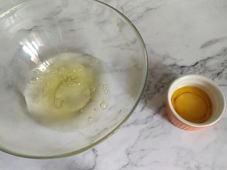 1、戚风蛋糕6寸,植物油将蛋白和蛋黄分离，注意是三个蛋白两个蛋黄。