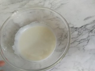 3、戚风蛋糕6寸,搅拌至融为一体