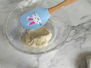 5、戚风蛋糕6寸,翻拌均匀，没有面粉疙瘩