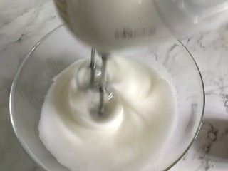 11、戚风蛋糕6寸,第二次加糖，蛋白细腻没有小泡泡时