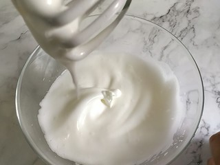 12、戚风蛋糕6寸,蛋白高速打发，第三次加糖在蛋白出现纹路，提起打蛋器可以出现鸡尾巴的形状