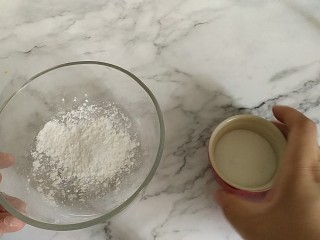 9、戚风蛋糕6寸,将淀粉和糖混合均匀