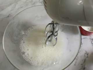 10、戚风蛋糕6寸,蛋白用低速打发，第一次加糖在打发出有大泡泡时。