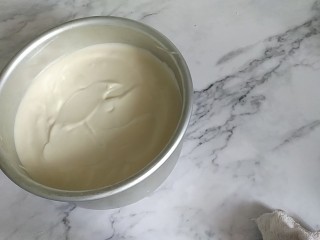 16、戚风蛋糕6寸,倒入模具从30cm的高处倒入，为的是使气泡排出，倒好后再次轻震模具排出气泡。