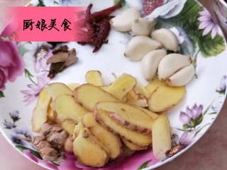 2、红曲酒焖兔子肉,2.将葱、姜、蒜、小米椒、香叶、八角、花椒洗干净备用。
