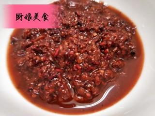 3、红曲酒焖兔子肉,准备两汤勺红曲酒连壳。