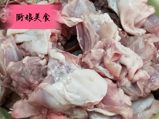 4、红曲酒焖兔子肉,将兔子毛处理好清理干净。