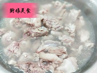 5、红曲酒焖兔子肉,锅装入水将水烧开，倒进兔子肉灼下去血水。