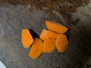 4、鸡腿炖香菇,胡萝卜切成小块