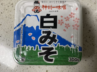 7、鸡腿炖香菇,加半勺白味增，一小撮盐