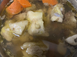 9、鸡腿炖香菇,香菇和鸡腿的味道完全柔和在一起