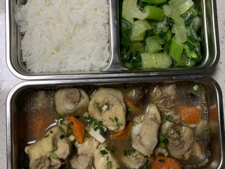 11、鸡腿炖香菇,装入饭盒当明天的便当^_^