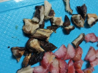 3、香肠、香菇、海苔蒸蛋,泡发的香菇切丁。