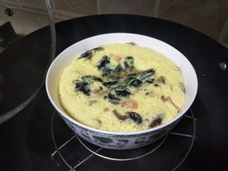 5、香肠、香菇、海苔蒸蛋,蒸好啦，揭盖。