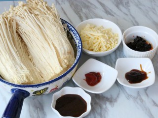 1、芝士金针菇(中西合璧的美食),准备食材