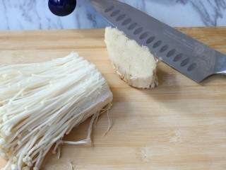 2、芝士金针菇(中西合璧的美食),首先将金针菇去根