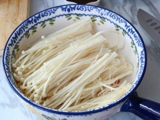 3、芝士金针菇(中西合璧的美食),清洗干净,攥干水份~