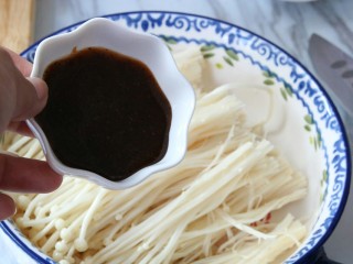 4、芝士金针菇(中西合璧的美食),放入黑胡椒两酱