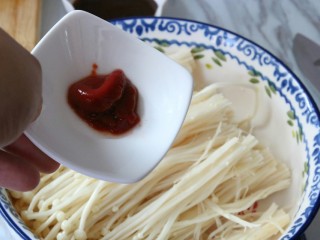6、芝士金针菇(中西合璧的美食),番茄酱