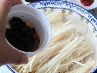 7、芝士金针菇(中西合璧的美食),老干妈