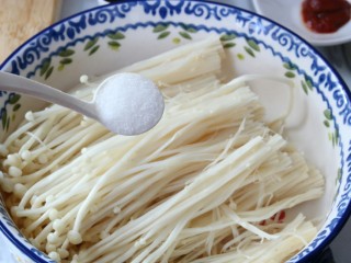 9、芝士金针菇(中西合璧的美食),食盐