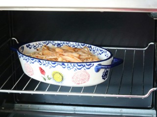 11、芝士金针菇(中西合璧的美食),拌匀后,放入芝士盘中~烤箱上下火185度提前预热后,将金针菇放入烤15分~20分钟~(具体时间还是要看自家烤箱的脾气和金针菇的量哈)