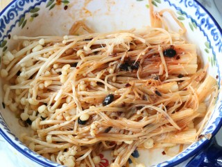 10、芝士金针菇(中西合璧的美食),将其拌匀~