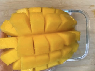 2、芒果千层,首先把芒果处理了，切芒果需要一丢丢技术，芒果侧面从中间沿着果核切开，改花刀，然后就可以一粒一粒切下来了