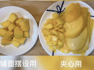 3、芒果千层,切下来一整粒好看的放着铺面装饰用，碎粒就用来中间夹心用。
