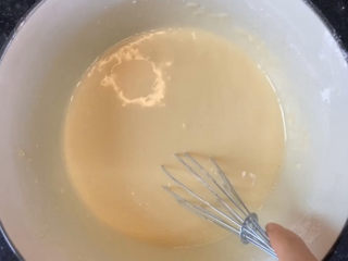 4、芒果千层,处理好芒果肉，就要开始制作千层的面皮了。把材料中除了奶油外的所有材料统统放一个碗里，搅拌均匀。先敲入鸡蛋，加入牛奶，搅匀筛入低粉，加入白砂糖和融化的黄油，顺时针搅拌。