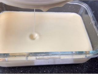 5、芒果千层,把面糊过筛，这样做出来的面皮光滑细腻