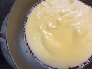 6、芒果千层,过筛后的面糊用来煎面皮，一定小火煎，煎锅可以不用放油，面糊中有黄油，所以不会粘锅的。煎到面皮变色鼓泡，就可以起锅了。