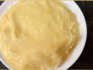 7、芒果千层,这个配方可以煎大概10张皮左右，主要看你的厚薄层度。面皮煎好，盖上保鲜膜进冰箱冷藏。