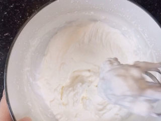 8、芒果千层,接着就是打发奶油了，奶油加少许糖，打发至发硬有纹路就可以了。电动打蛋器大概四五分钟