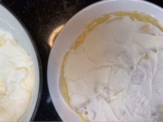 9、芒果千层,面皮和奶油都准备好了，就开始垒千层了。