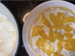 10、芒果千层,面皮上抹奶油，然后铺一层芒果肉，一层一层叠加，最后一张面皮不需要抹奶油。