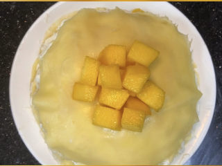 11、芒果千层,最后放上芒果粒装饰就做好啦。这时候别急着吃，放冰箱冷藏两小时更好吃哟????