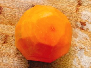 2、咸味南瓜饼,切下一块约500克的南瓜，并切去皮。