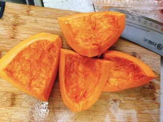 3、咸味南瓜饼,将南瓜切成4小片，更方便刨丝。