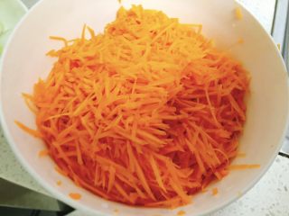 5、咸味南瓜饼,全部刨成丝。