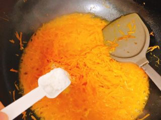 9、咸味南瓜饼,炒至软嫩后加入1勺半的盐、半勺糖。