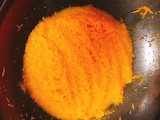 10、咸味南瓜饼,再翻炒1分钟后起锅。