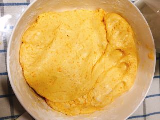 13、咸味南瓜饼,将面粉与南瓜揉成如图所示光滑不粘手状态。
