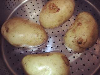 1、小芽早餐-芦笋培根土豆泥,将土豆洗净,切块放入蒸锅隔水蒸软。对半切的大土豆蒸好大概需要30分钟,如果要更快,将土豆切更小块即可!