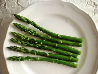 2、小芽早餐-芦笋培根土豆泥,将芦笋滤干摆入盘中(最好白盘,百搭圣品呀)